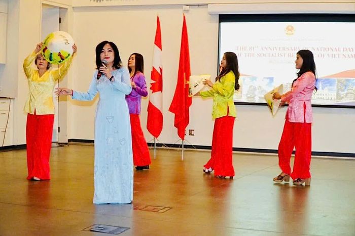 Tổng Lãnh sự Phan Kiều Thu mở đầu chương trình với bài hát “Tình ta biển bạc đồng xanh”, để lại ấn tượng khó quên trong lòng bạn bè quốc tế và kiều bào. (Nguồn: TLSQ Việt Nam tại Vancouver)