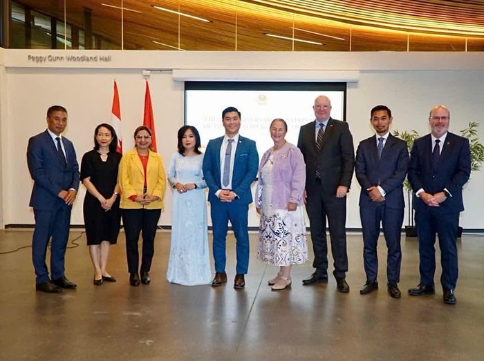 Các đại biểu chụp ảnh chung. (Nguồn: TLSQ Việt Nam tại Vancouver)