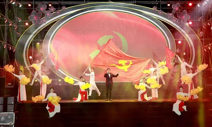 Ca khúc “Lá cờ Đảng” được trình diễn tại chương trình nghệ thuật đặc biệt chào năm mới. (Nguồn: TTXVN)