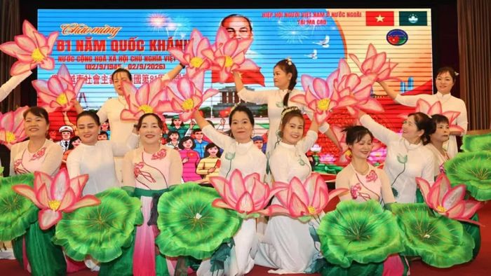 Tiết mục văn nghệ “Hồ Chí Minh đẹp nhất tên Người” tại lễ kỷ niệm. (Nguồn: TTXVN)