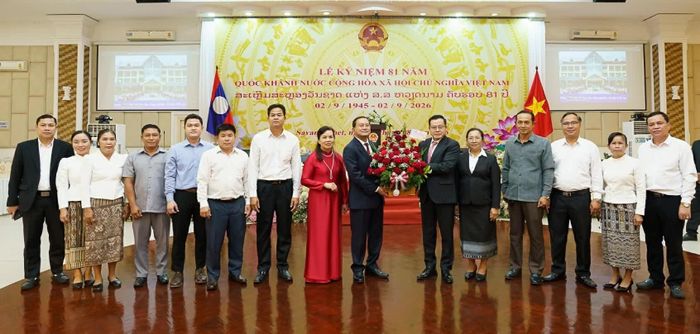 Phó Bí thư Tỉnh ủy, Chủ tịch Ủy ban Chính quyền tỉnh Savannakhet Daovone Xaysouliane tặng hoa chúc mừng Tổng Lãnh sự quán Việt Nam tại Savannakhet. (Nguồn: TLSQ Việt Nam tại Savannakhet)