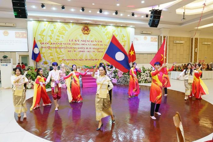 Một tiết mục văn nghệ tại buổi lễ kỷ niệm. (Nguồn: TLSQ Việt Nam tại Savannakhet)