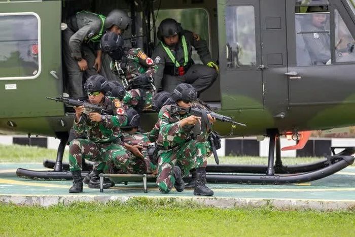Các binh sĩ Indonesia thực hiện bài tập huấn luyện với đạn thật trong khuôn khổ cuộc tập trận Super Garuda Shield 22 tại Baturaja, Indonesia, tháng 8/2022. (Nguồn: U.S. Army)