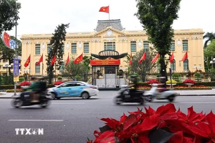 Cờ hoa được trang trí rực rỡ tại khu vực Tòa nhà Bắc Bộ phủ. (Nguồn: TTXVN)
