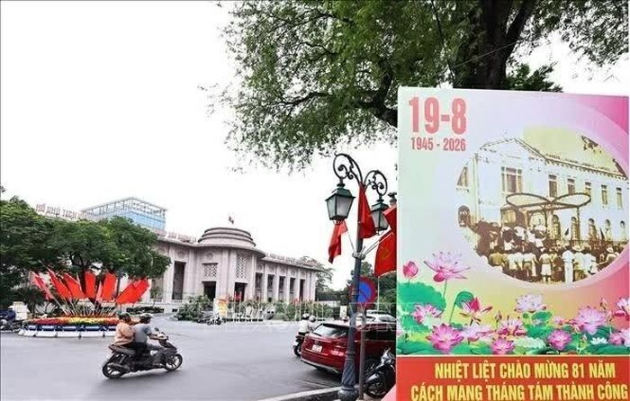 Pano, khẩu hiệu tuyên truyền cỡ lớn được bố trí tại khu vực trước Ngân hàng Nhà nước Việt Nam. (Nguồn: TTXVN)