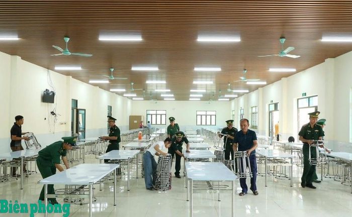 Cán bộ, chiến sĩ Đồn Biên phòng Chiềng On, Bộ đội Biên phòng tỉnh Sơn La giúp Trường phổ thông nội trú Tiểu học và Trung học cơ sở Yên Sơn vệ sinh phòng ăn, nhà bếp đón năm học mới. Ảnh: Quàng Hùng