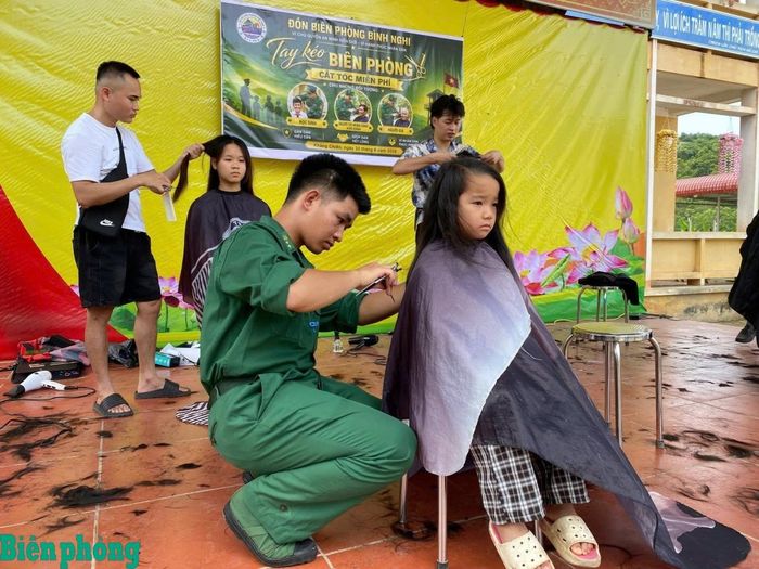 Đồn Biên phòng Bình Nghi, Bộ đội Biên phòng tỉnh Lạng Sơn phối hợp với Đoàn Thanh niên xã Kháng Chiến, tỉnh Lạng Sơn tổ chức cắt tóc miễn phí cho học sinh Trường Tiểu học và Trung học cơ sở Trung Thành, xã Kháng Chiến. Ảnh: Đơn vị cung cấp