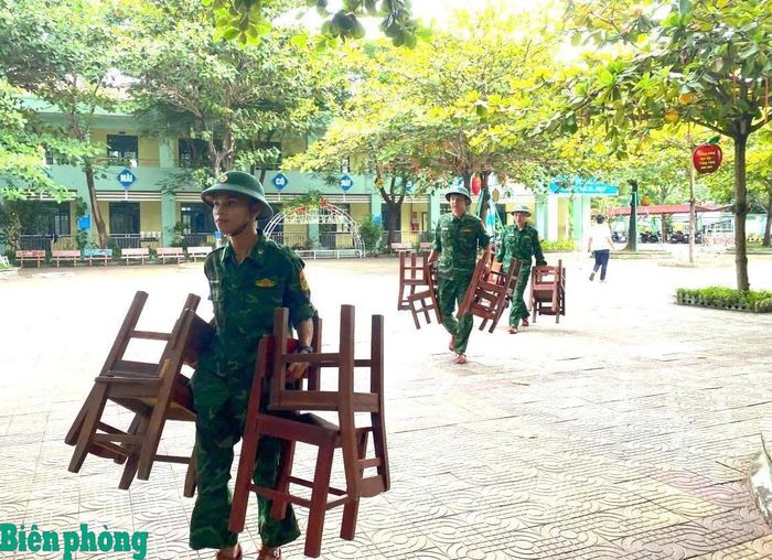 Cán bộ, chiến sĩ Đồn Biên phòng Phú Lộc, Bộ đội Biên phòng thành phố Đà Nẵng hỗ trợ kê bàn ghế, dọn vệ sinh phòng học tại Trường Tiểu học Lê Văn Tám chuẩn bị cho lễ khai giảng năm học 2026-2027. Ảnh: Nguyễn Hoà Bình