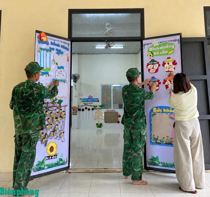 Chiến sĩ Đồn Biên phòng Ba Tầng, Bộ đội Biên phòng tỉnh Quảng Trị dọn dẹp, chỉnh trang lại lớp học, khuôn viên của các trường mầm non trên địa bàn để các em học sinh đón năm học mới. Ảnh: Minh Khôi