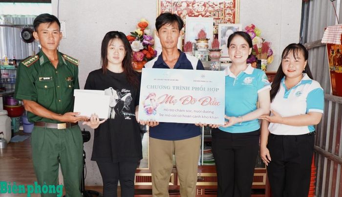 Cán bộ Đồn Biên phòng Đất Mũi, Bộ đội Biên phòng tỉnh Cà Mau và Hội Liên hiệp Phụ nữ xã Đất Mũi, tỉnh Cà Mau trao học bổng cho học sinh mồ côi tại xã Đất Mũi. Ảnh: Huỳnh Tứ