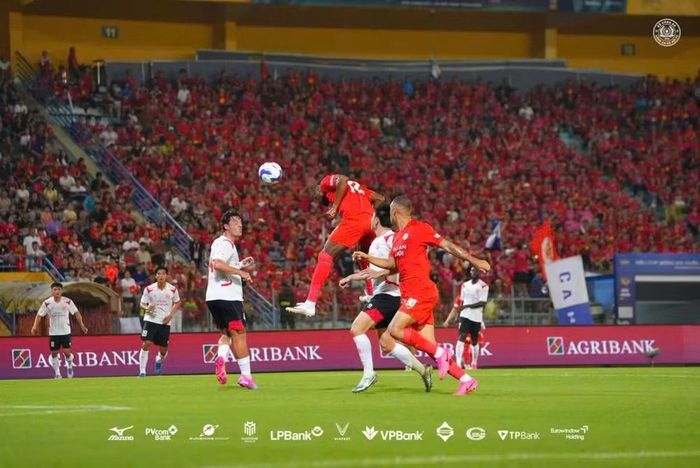 Tình huống tranh chấp bóng kịch tính giữa cầu thủ hai đội. Ảnh: Công an Hà Nội FC