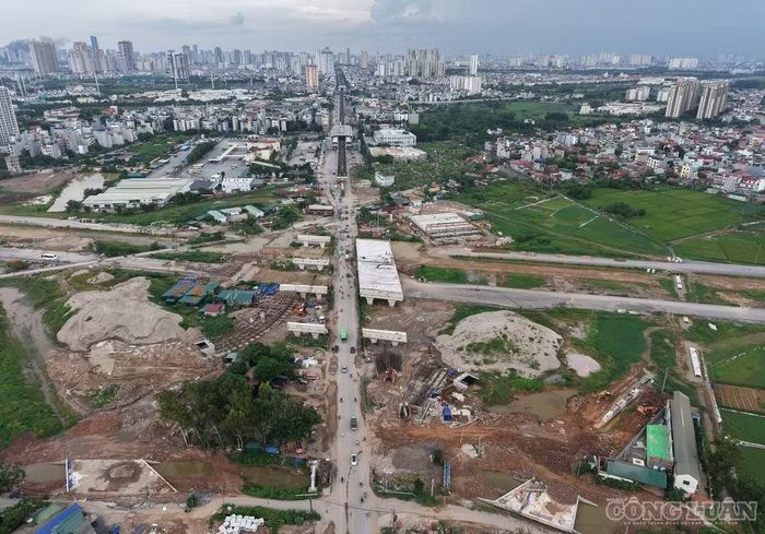 Toàn tuyến có 4 nút giao gồm nút giao Ba La (giao với Quốc lộ 21B), nút giao với đường Vành đai 4, nút giao với đường trục Bắc - Nam, nút giao với Quốc lộ 21A.