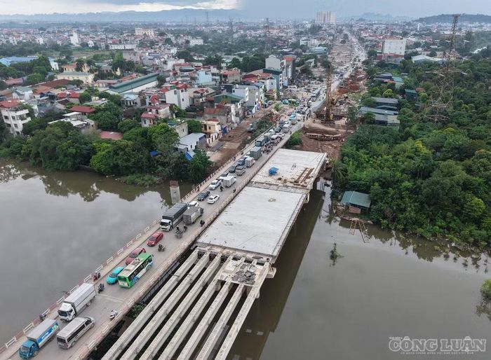 Cầu Mai Lĩnh hiện nay chỉ có 2 làn xe, cây cầu mới sẽ tăng gấp đôi năng lực lưu thông góp phần giảm áp lực giao thông trên Quốc lộ 6.