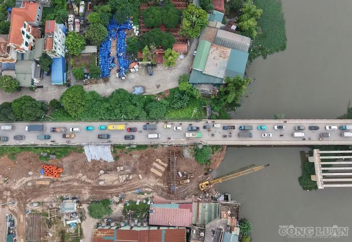 Dòng phương tiện nối đuôi nhau di chuyển qua cầu Mai Lĩnh.