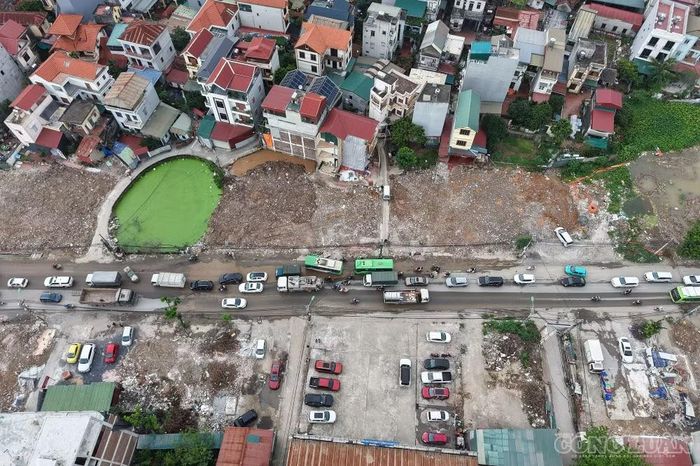 Không chỉ dịp nghỉ lễ Quốc khánh 2/9 khi nhu cầu đi lại tăng cao mà theo phản ánh của người dân ,những ngày thường tình trạng ùn tắc giao thông trên tuyến Quốc lộ 6 thường xuyên xảy ra.