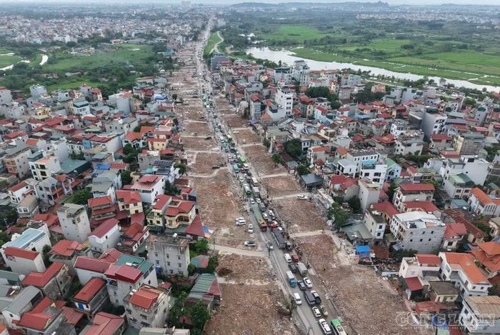 Tình trạng ùn tắc thường xuyên diễn ra trên tuyến Quốc lộ 6 đang trong giai đoạn nâng cấp.