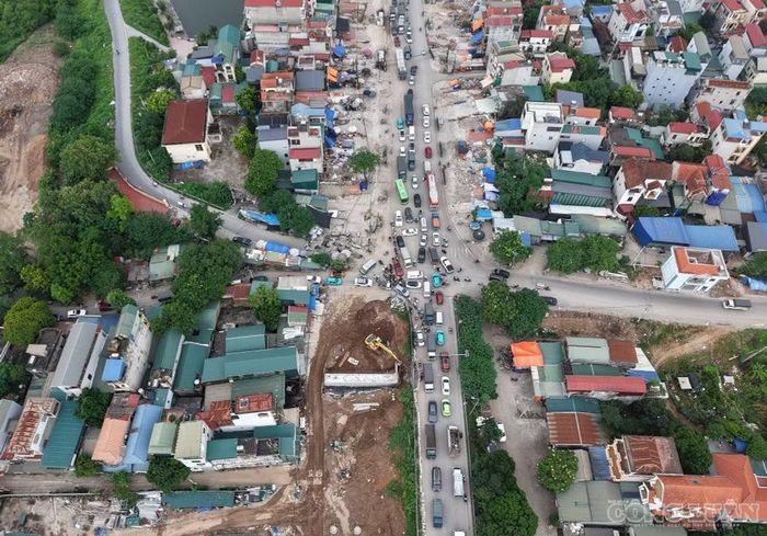 Ùn tắc, xung đột giao thông xảy ra tại vị trí nút giao 2 đầu cầu.