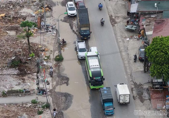 Xe máy chật vật di chuyển qua các vị trí đọng nước.