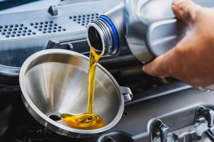 Dầu động cơ cần được thay định kỳ dù xe ít chạy để đảm bảo khả năng bôi trơn và bảo vệ động cơ hiệu quả. Ảnh: SlashGear