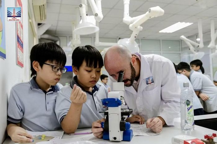 Với Nguyễn Siêu, mô hình phát triển luôn giống một hình tháp. Nền móng vững chắc, các bước đi chậm nhưng ổn định. Khi đã có sự chuẩn bị đủ vững thì ở phần mũi nhọn sẽ có những bước tiến tiên phong. Ảnh: NSS