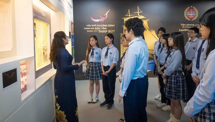 Nhà giáo Nguyễn Thị Minh Thúy cùng học sinh. Ảnh: NSS