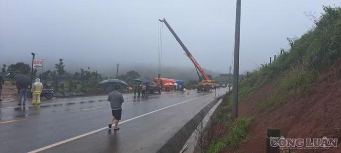 Lực lượng chức năng đang tiến hành cứu hộ chiếc xe gặp nạn