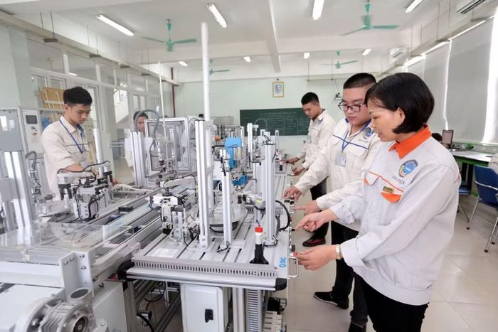 Chuyển mạnh từ coi trọng bằng cấp sang coi trọng kỹ năng nghề, năng lực thực hành, khả năng thích ứng và hiệu quả công việc. Ảnh: CP