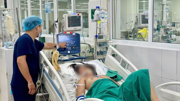 Bác sĩ cũng khuyến cáo không nên chỉ kiểm tra những vùng da dễ quan sát. Vết mò đốt có thể nằm ở vị trí kín đáo, không gây đau nên dễ bị bỏ qua. Việc khám toàn thân kỹ lưỡng có thể giúp tìm ra dấu hiệu quan trọng để định hướng chẩn đoán. Ảnh: Bệnh viện cung cấp