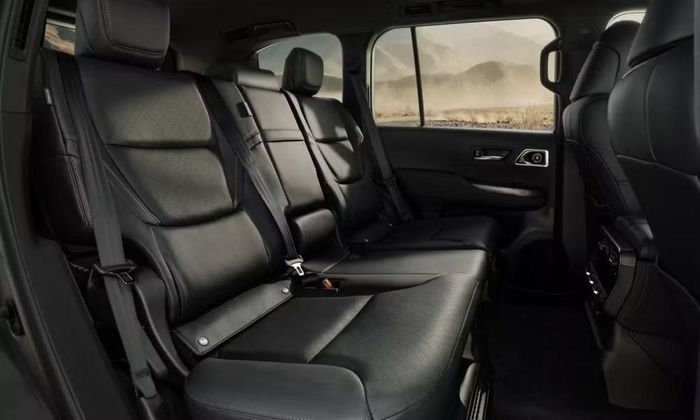 Không gian hàng ghế sau của các phiên bản hybrid 7 chỗ ngồi. Ảnh: Toyota