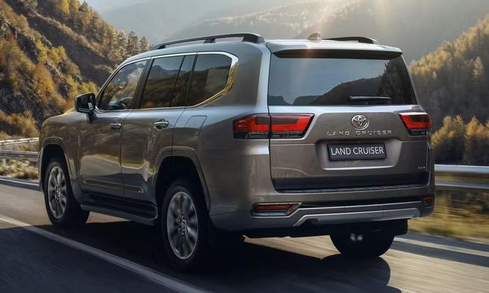 Ngoại hình Land Cruiser 300 2027 không nhiều khác biệt, thay vào đó là những nâng cấp mạnh mẽ về hệ truyền động. Ảnh: Toyota