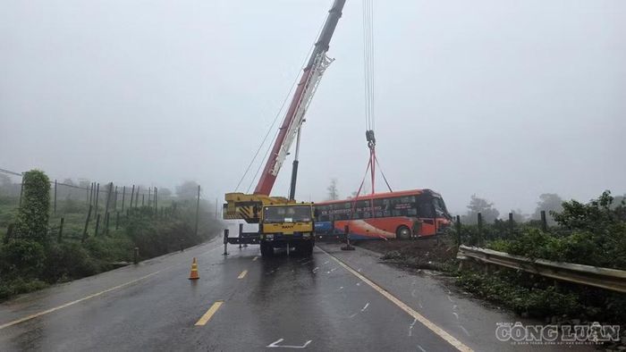 Xe khách trượt dài trên đường