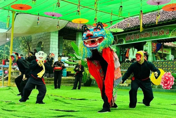 Nghệ thuật múa kỳ lân của người Nùng Cao Bằng là một trong những hoạt động văn hóa đặc sắc tại không gian “Phiên chợ vùng cao - Cao nguyên mở hội” mừng Tết Độc lập năm 2026. Ảnh: BTC