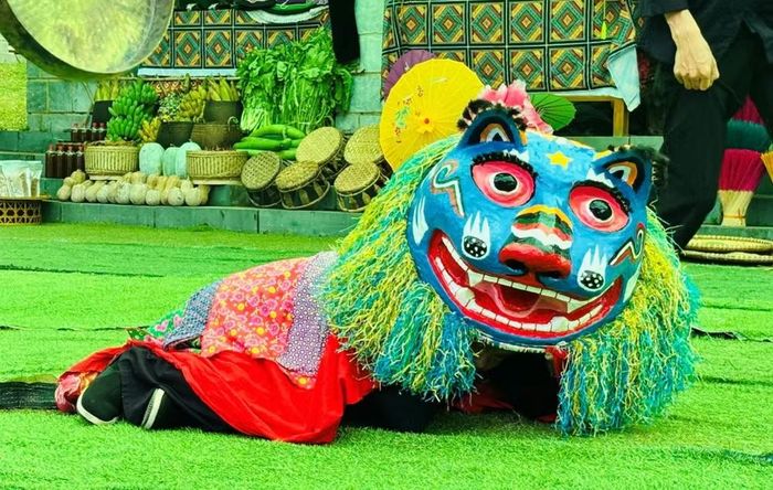 Nghệ thuật múa kỳ lân của người Nùng có những nét đặc trưng riêng trong chế tác đầu kỳ lân, trang phục, đạo cụ cũng như kỹ thuật biểu diễn. Ảnh: BTC