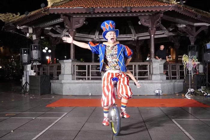 Tiết mục nghệ thuật xiếc đi xe đạp một bánh của nghệ sĩ Anh Tú. Ảnh: Sở VHTT&DL Hà Nội