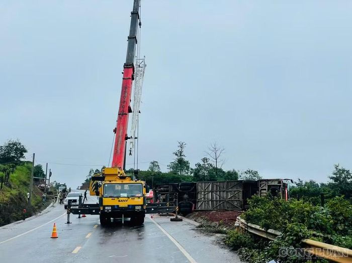 Trước đó, vào khoảng 3h10 ngày 31/8, xe khách giường nằm của nhà xe Việt Tân Phát chạy tuyến TP HCM - An Khê bị lật trên đường tránh Quốc lộ 19, đoạn qua phường Hội Phú, tỉnh Gia Lai. Vụ tai nạn khiến ít nhất 1 người tử vong tại chỗ và 7 người khác bị thương
