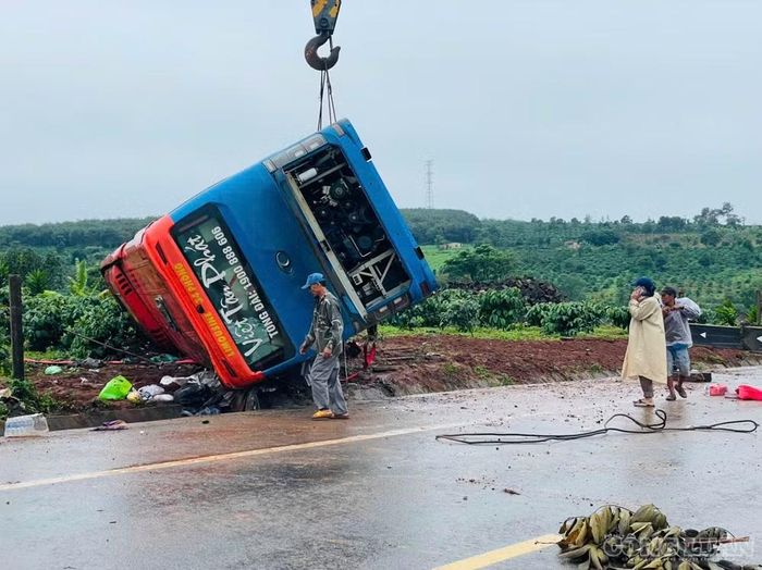 Các lực lượng chức năng sau đó đã khẩn trương có mặt tại hiện trường, tổ chức cứu hộ, đưa người bị nạn đến các cơ sở y tế cấp cứu, đồng thời điều tra nguyên nhân vụ việc
