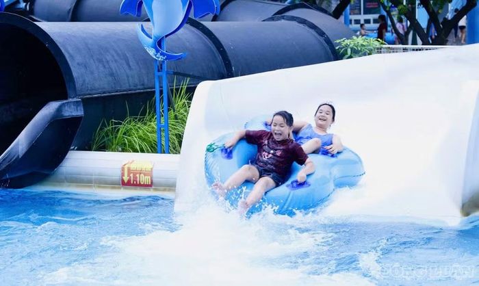 Công viên nước trở thành địa điểm vui chơi của các bạn nhỏ. Ảnh: Thu Ngân.