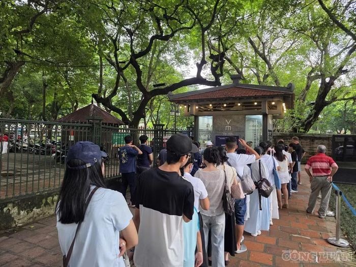 Du khách xếp hàng mua vé tham quan di tích Văn Miếu Quốc Tử Giám.