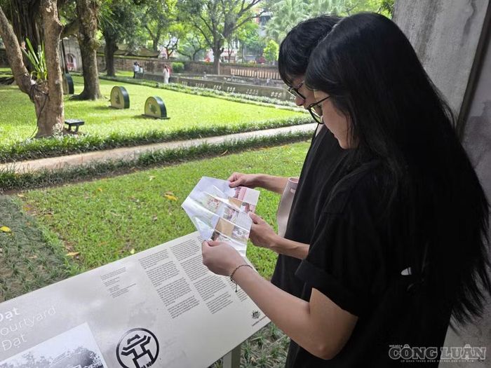 Các em học sinh thích thú khi tìm hiểu về lịch sử tại Văn Miếu - Quốc Tử Giám