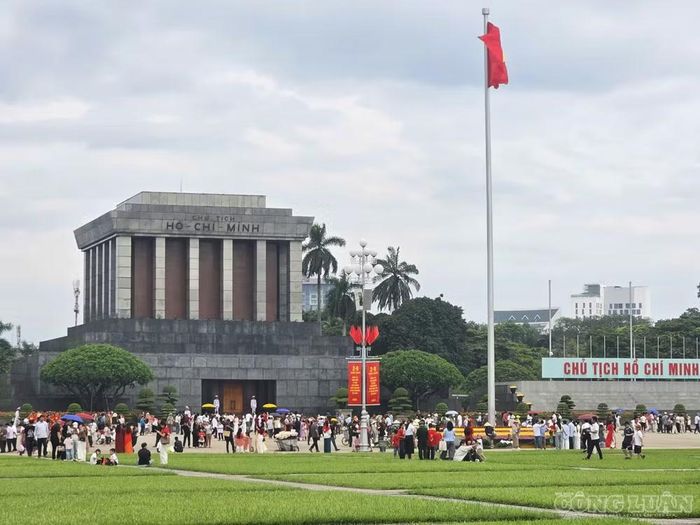 Người dân từ nhiều tỉnh, thành về Hà Nội, hòa vào dòng người tham quan khu vực Lăng Chủ tịch Hồ Chí Minh dịp Quốc khánh 2/9.