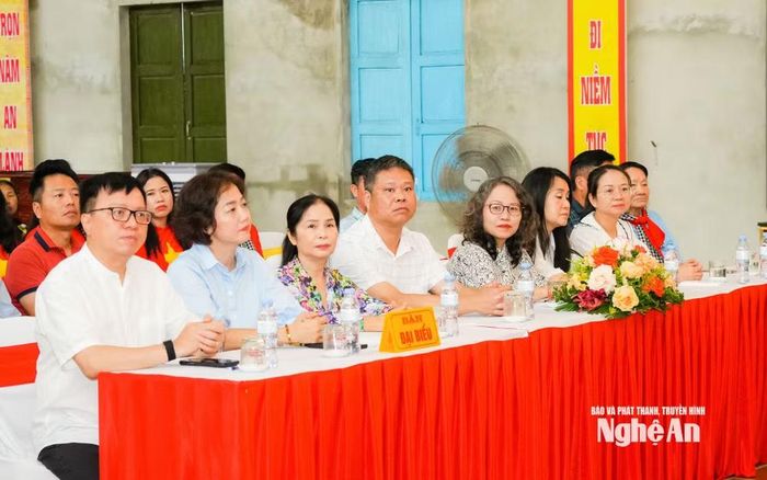 Các đại biểu Trung ương và Hội Nhà báo tỉnh Nghệ An tham dự Lễ Hưng công xây dựng Nhà Tưởng niệm Liệt sĩ nhà báo cách mạng Việt Nam. Ảnh: Báo Nghệ An
