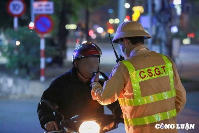Lực lượng CSGT kiểm tra nồng độ cồn. Ảnh minh hoạ