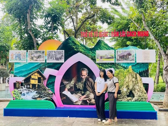 Sau những năm tháng bôn ba, lãnh tụ Nguyễn Ái Quốc trở về Tổ quốc ngày 28/1/1941. Mô hình “Trở về Tổ quốc - Dẫn lối cách mạng” tái hiện chặng đường Người trực tiếp cùng Trung ương Đảng chuẩn bị lực lượng, xây dựng căn cứ địa, tạo tiền đề cho Tổng khởi nghĩa Tháng Tám năm 1945. Ảnh V.Ng