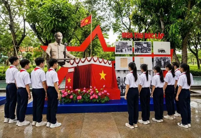“Mùa Thu Độc lập” là điểm nhấn của hành trình. Hình ảnh Chủ tịch Hồ Chí Minh đọc Tuyên ngôn Độc lập tại Quảng trường Ba Đình ngày 2/9/1945 được đặt trong dòng chảy của Cách mạng Tháng Tám, tái hiện khoảnh khắc dân tộc Việt Nam bước vào kỷ nguyên độc lập, tự do. Ảnh V.Ng