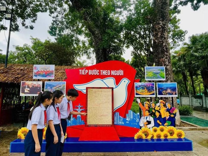 Nếu những mô hình phía trước kể câu chuyện về quá khứ, thì “Tiếp bước theo Người” đưa người xem trở về với hiện tại. Hình ảnh đất nước đổi mới, hội nhập được đặt cạnh những lời căn dặn trong Di chúc của Chủ tịch Hồ Chí Minh, gửi gắm thông điệp về trách nhiệm của thế hệ hôm nay trong hành trình dựng xây đất nước. Ảnh V.Ng