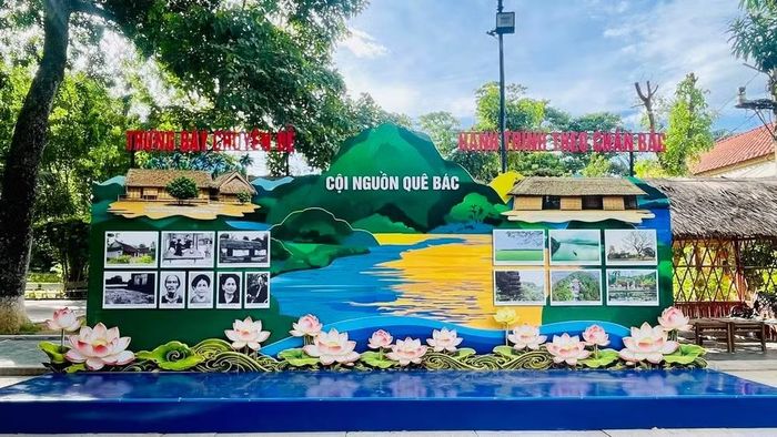 Mô hình “Cội nguồn quê Bác” mở đầu câu chuyện bằng chính nơi Người được sinh ra và nuôi dưỡng những năm tháng đầu đời. Không gian làng quê Kim Liên được tái hiện qua những hình ảnh giản dị, gợi nhắc nguồn mạch gia đình, quê hương và những giá trị đã góp phần hình thành nhân cách, lòng yêu nước của người thanh niên Nguyễn Tất Thành. Ảnh V.Ng