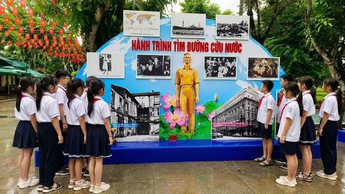 Bến Nhà Rồng hiện lên trong mô hình “Điểm khởi hành lịch sử” như một cột mốc đặc biệt của lịch sử dân tộc. Ngày 5/6/1911, người thanh niên Nguyễn Tất Thành rời Tổ quốc, bắt đầu hành trình hơn 30 năm tìm đường cứu nước. Từ một chuyến đi của một người thanh niên, lịch sử đã mở sang một trang mới. Ảnh V.Ng