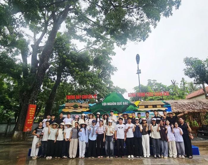 Không chỉ đứng trước những mô hình, nhiều du khách còn nán lại để đọc từng dòng tư liệu. Một ánh mắt, một cái chỉ tay hay câu chuyện được kể cho trẻ nhỏ cũng đủ cho thấy lịch sử đang được tiếp nhận theo một cách rất đời thường - từ người lớn truyền lại cho thế hệ sau bằng những điều có thể nhìn thấy và cảm nhận. Ảnh V.Ng