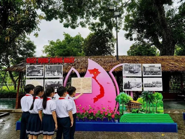 Giữa không gian làng Sen, hành trình ấy khép lại nhưng câu chuyện vẫn tiếp tục trong mỗi người xem. Bởi “theo chân Bác” không chỉ là trở về với những dấu mốc đã qua, mà còn là nhìn vào hiện tại để hiểu hơn trách nhiệm của mỗi người với quê hương, đất nước. Ảnh V.Ng
