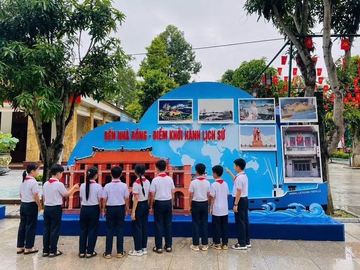 Không gian “Hành trình tìm đường cứu nước” đưa người xem theo dấu chân Nguyễn Tất Thành - Nguyễn Ái Quốc qua nhiều quốc gia. Mỗi địa danh là một lát cắt của hành trình tìm kiếm, học hỏi và lựa chọn con đường cách mạng, để từ đó Người đến với chủ nghĩa Mác - Lênin và tìm thấy lời giải cho bài toán giải phóng dân tộc. Ảnh V.Ng